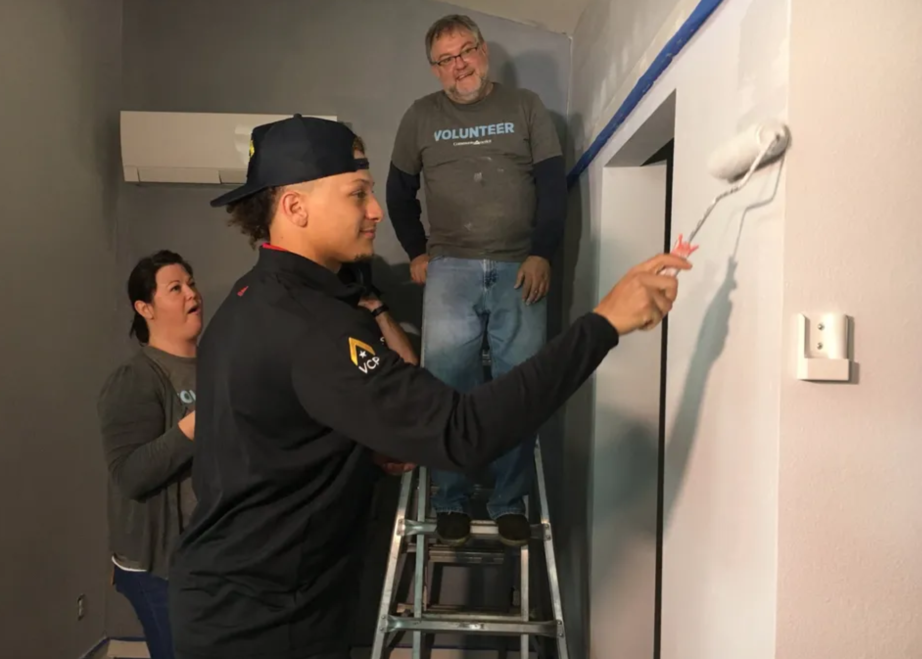 Mahomes helps build houses for homeless veterans in Kansas City